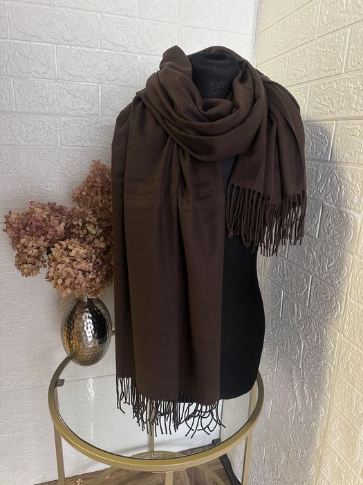 Przesliczny, mięciutki i lejący czekoladowy szal z kaszmirem
