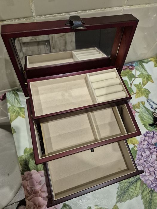 Дерев'яна скринька для прикрас