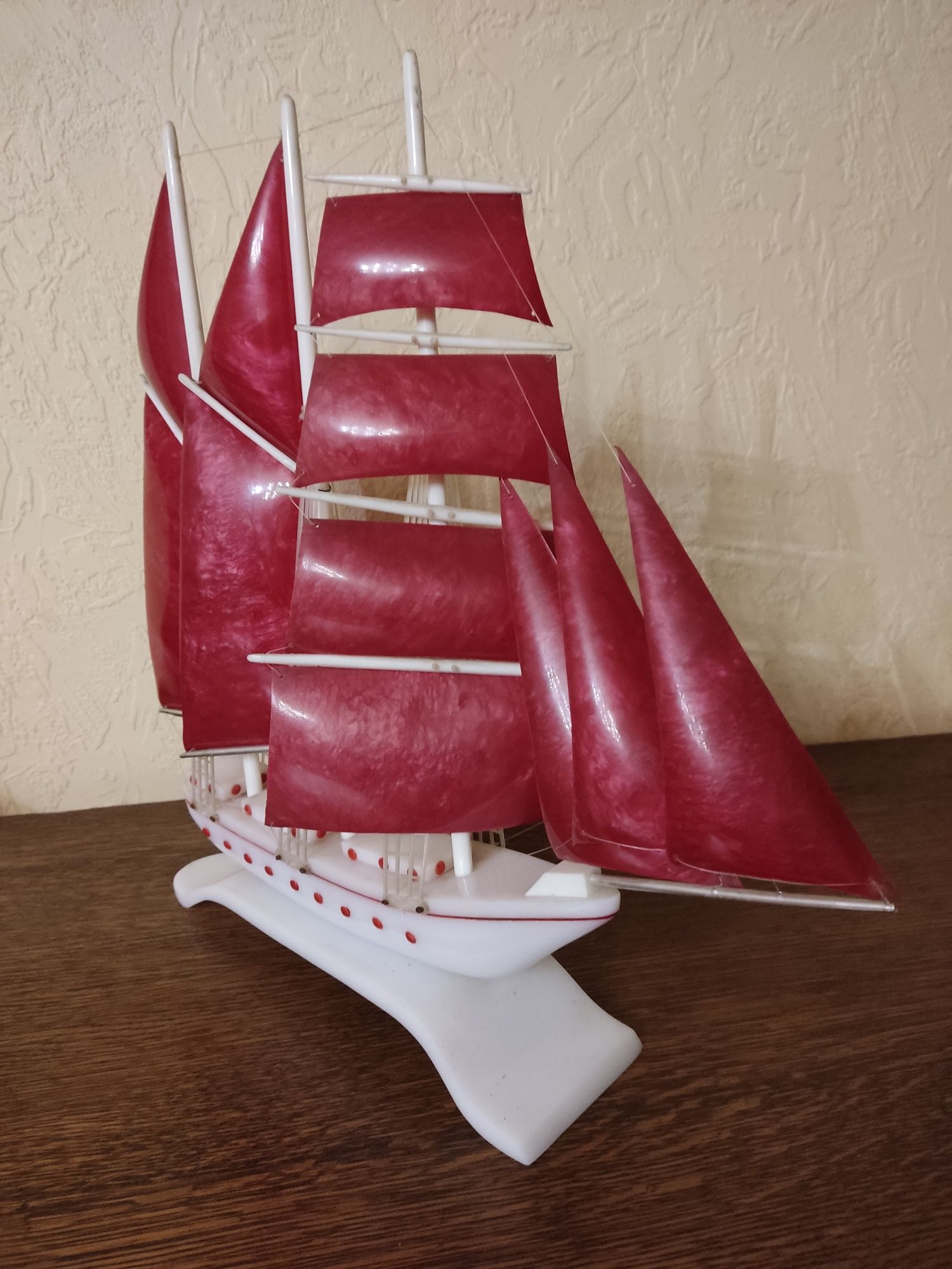 Продам сувенирную модель парусного корабля (фрегат) времён СССР