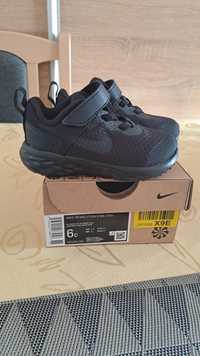 Snakersy Nike r22