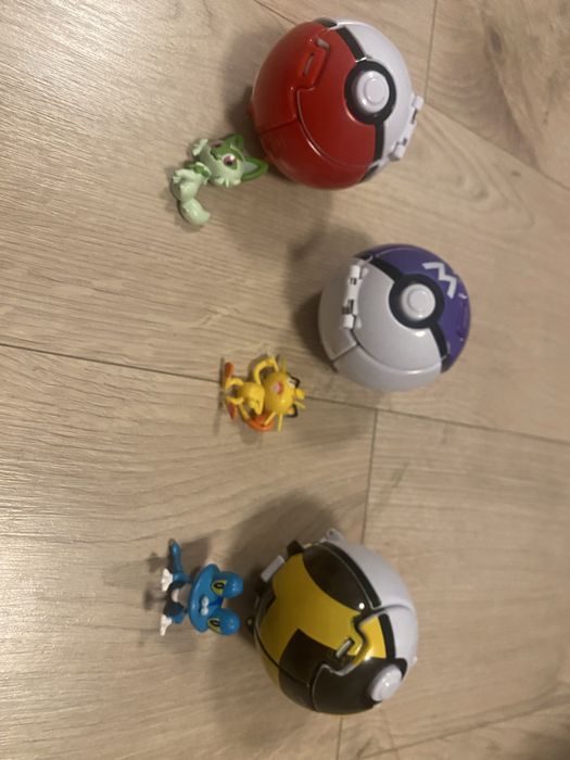 Pokemon z kulą pikachu i inne