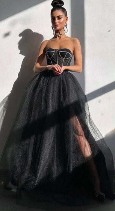 Корсет з камінцями, фатінова юбка