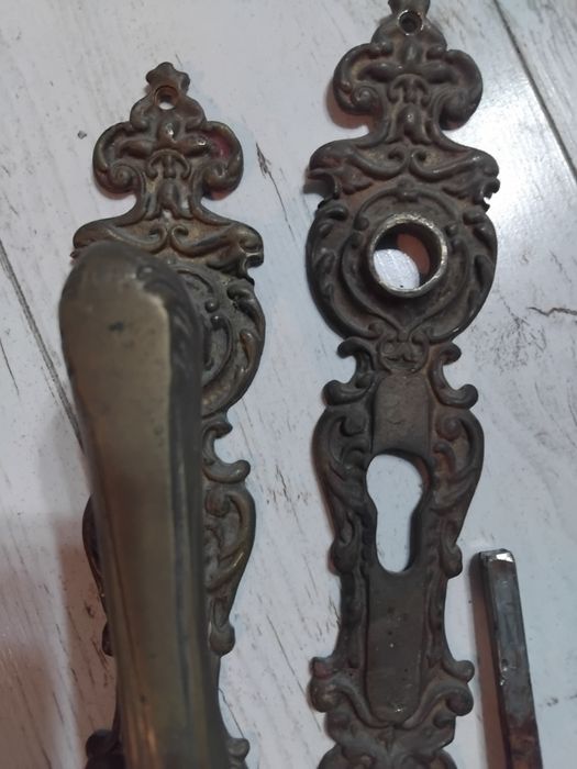 Stara mosiężna klamka z szyldem