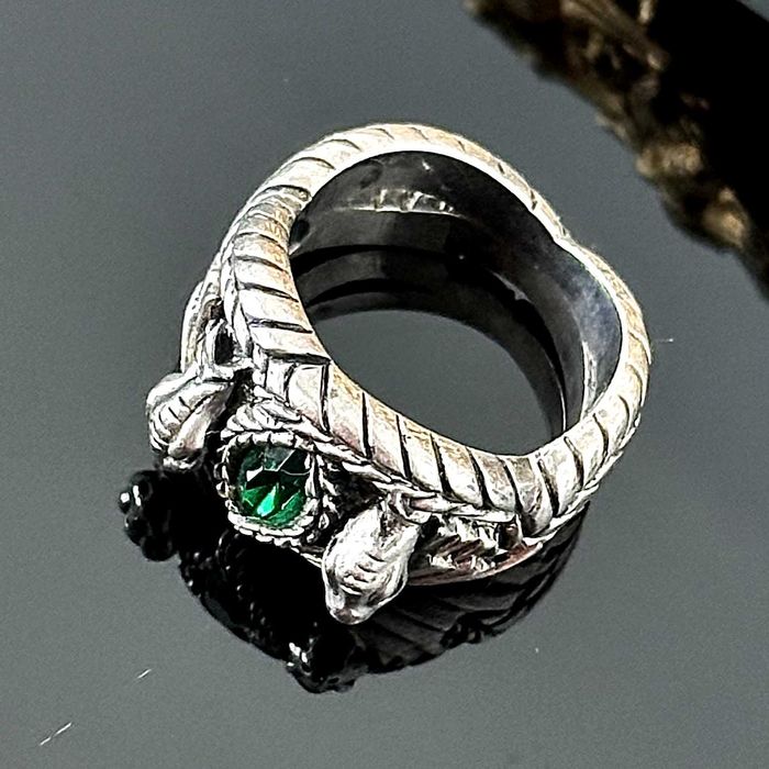 Srebrny sygnet z dwoma wężami i Szmaragdem, srebro próby 925