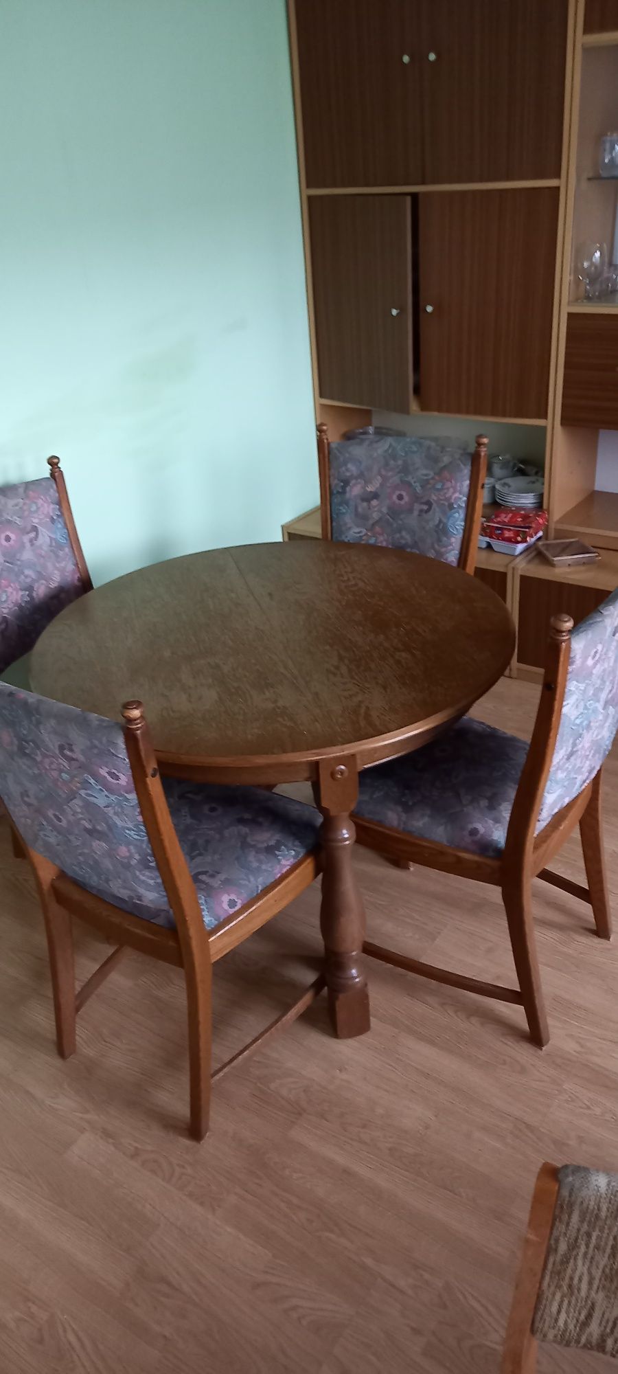 Stół okrągły rozkładany + 4 krzesła tapicerowane