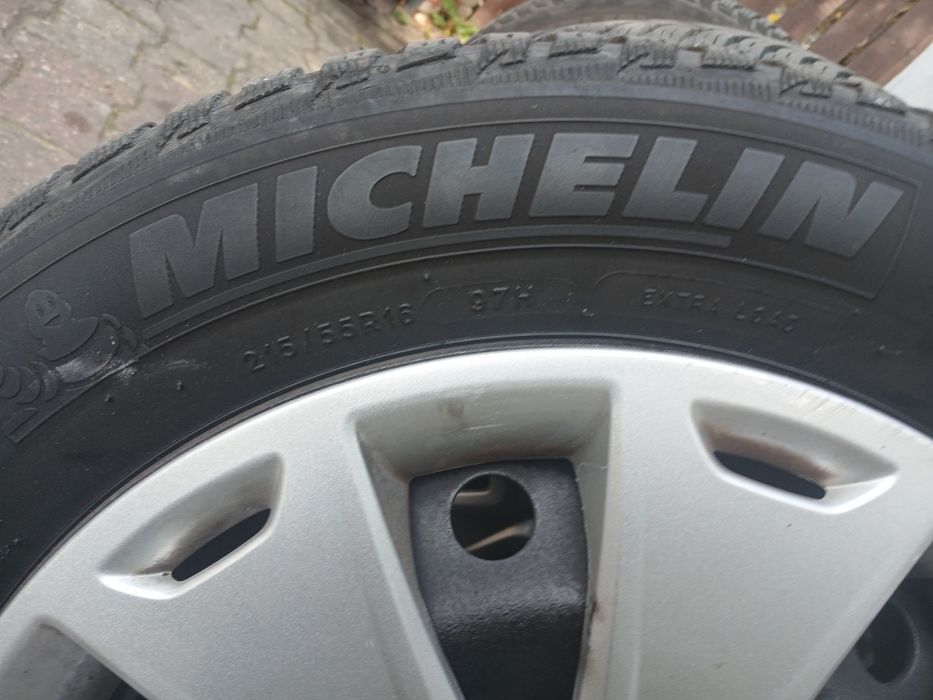Opony zimowe 215x55x16 Michelina. Z felgami i kołpakami kpl.