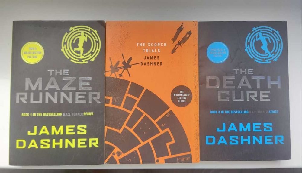 продаю три книги англійською ''Той що біжить лабіринтом''.