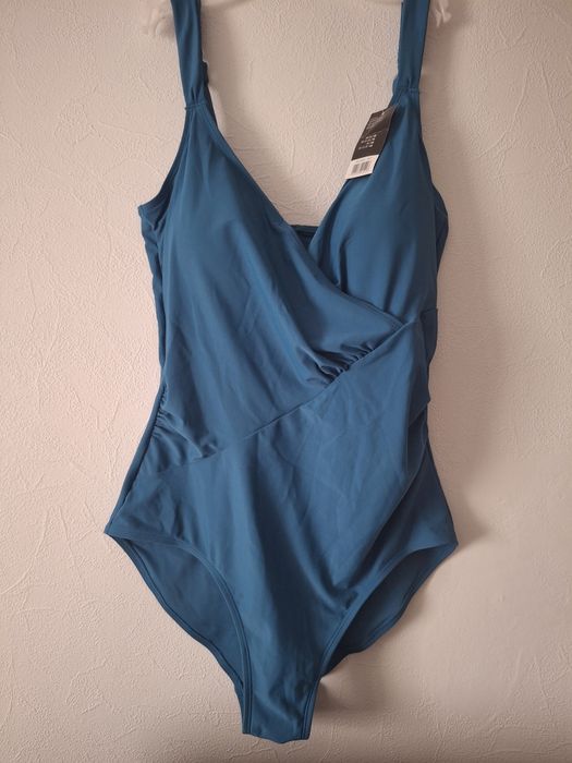 Новый утягивающий цельный купальник р.46-48