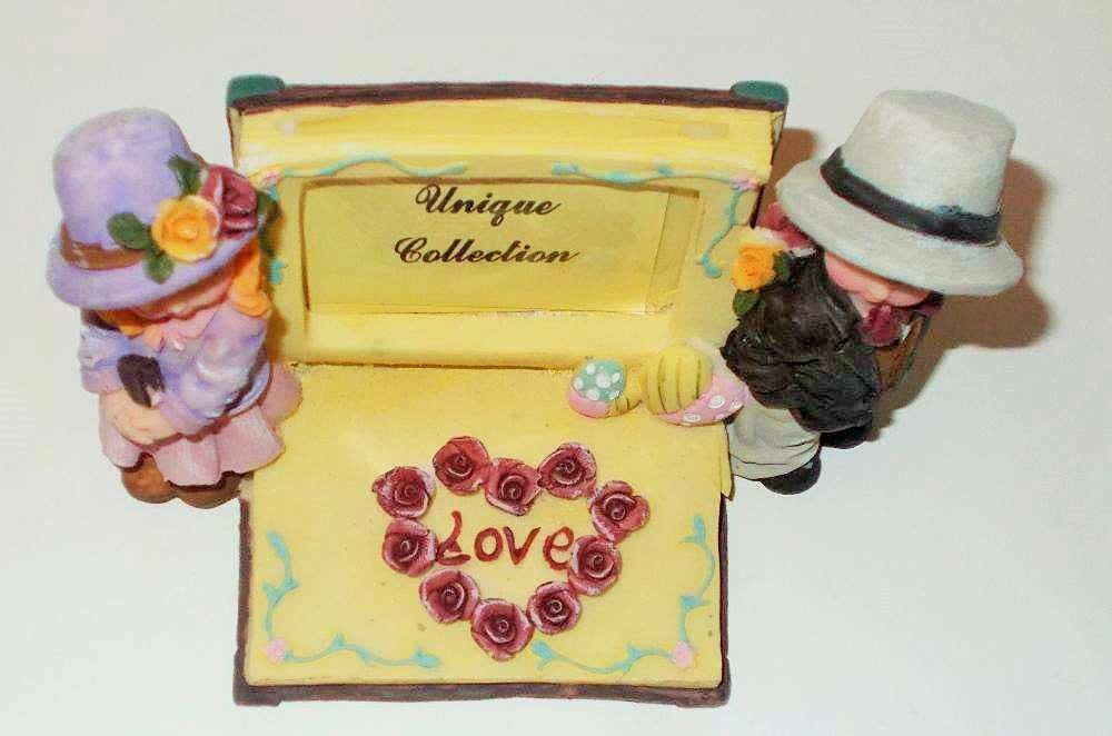 Figurki retro z tortem dekoracja urodziny The Unique Collection