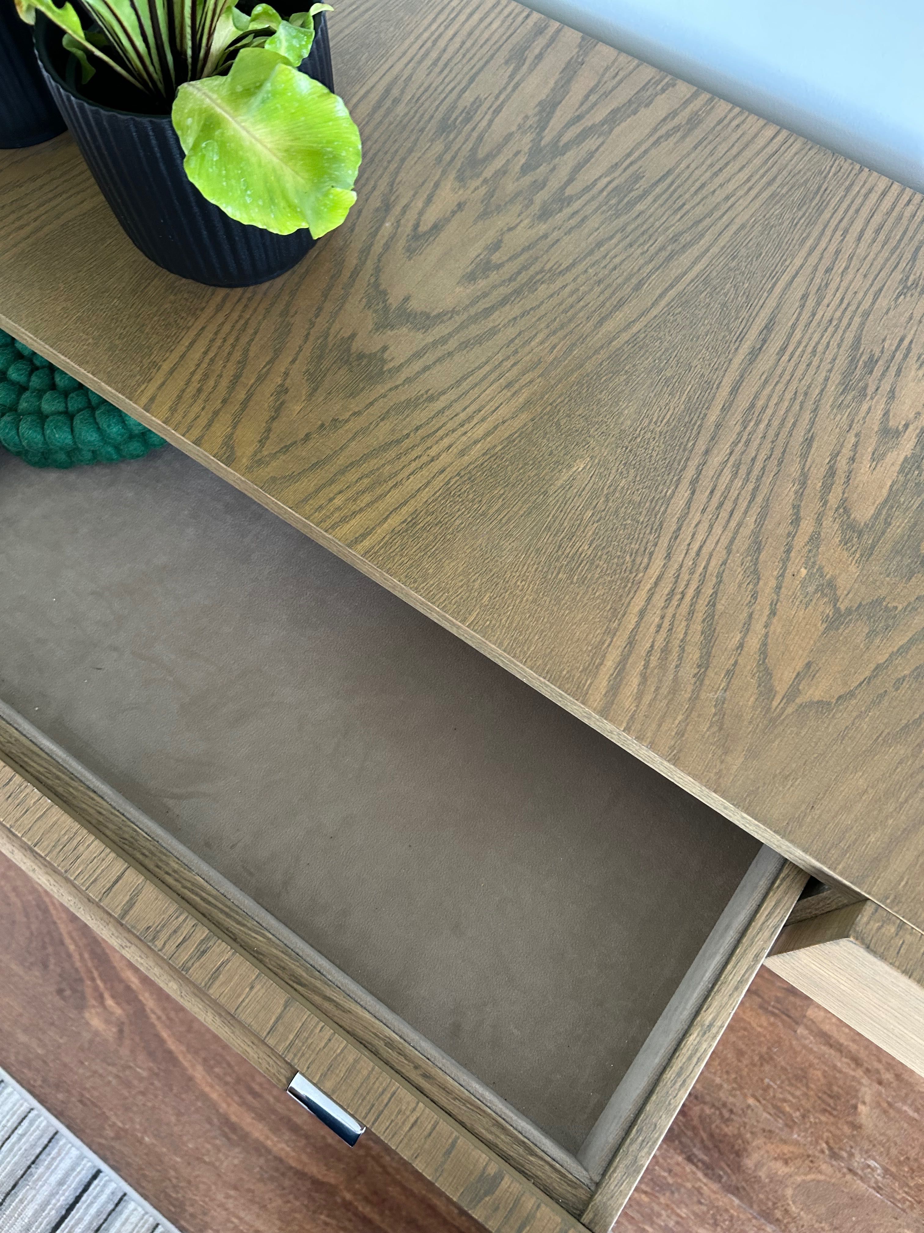 Consola com design moderno