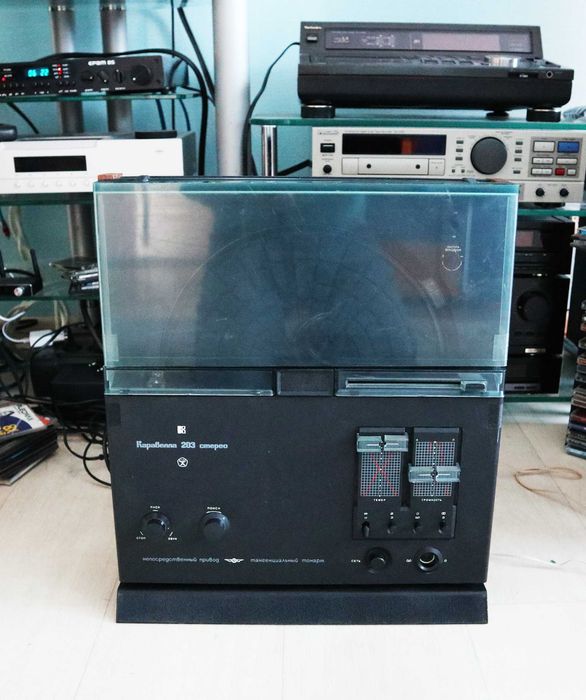 Проигрыватель винила пластинок вертикальный Каравелла 203