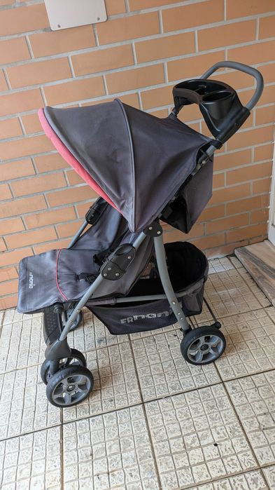 como novos +3 carrinhos d bebe com novos em bom estado