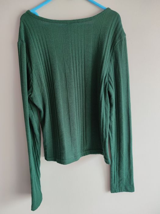 Zielona bluzka na długi rękaw.