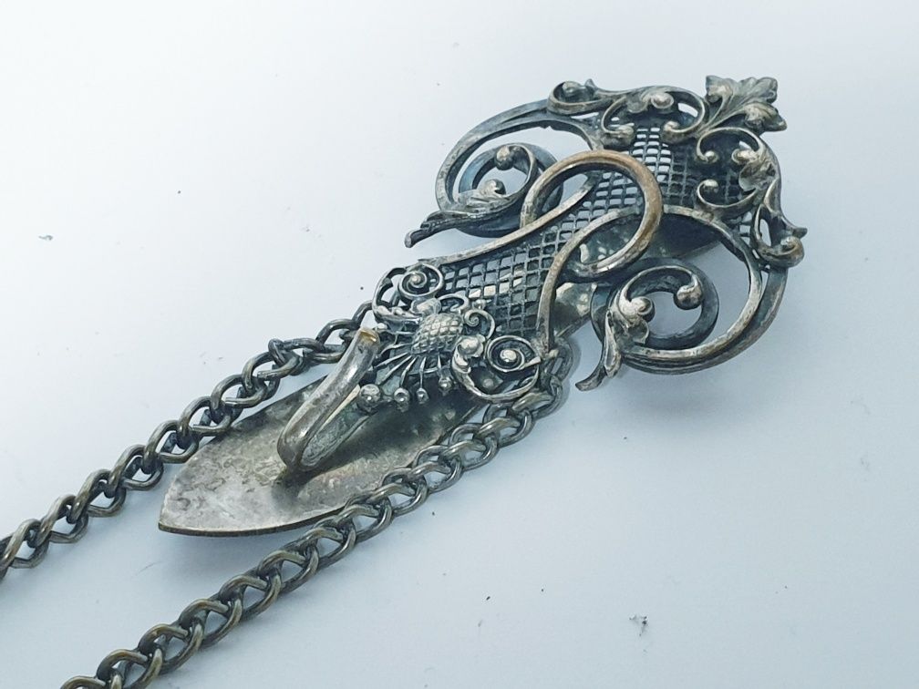 Fantástica Chatelaine Arte Nova com banho em prata e ouro