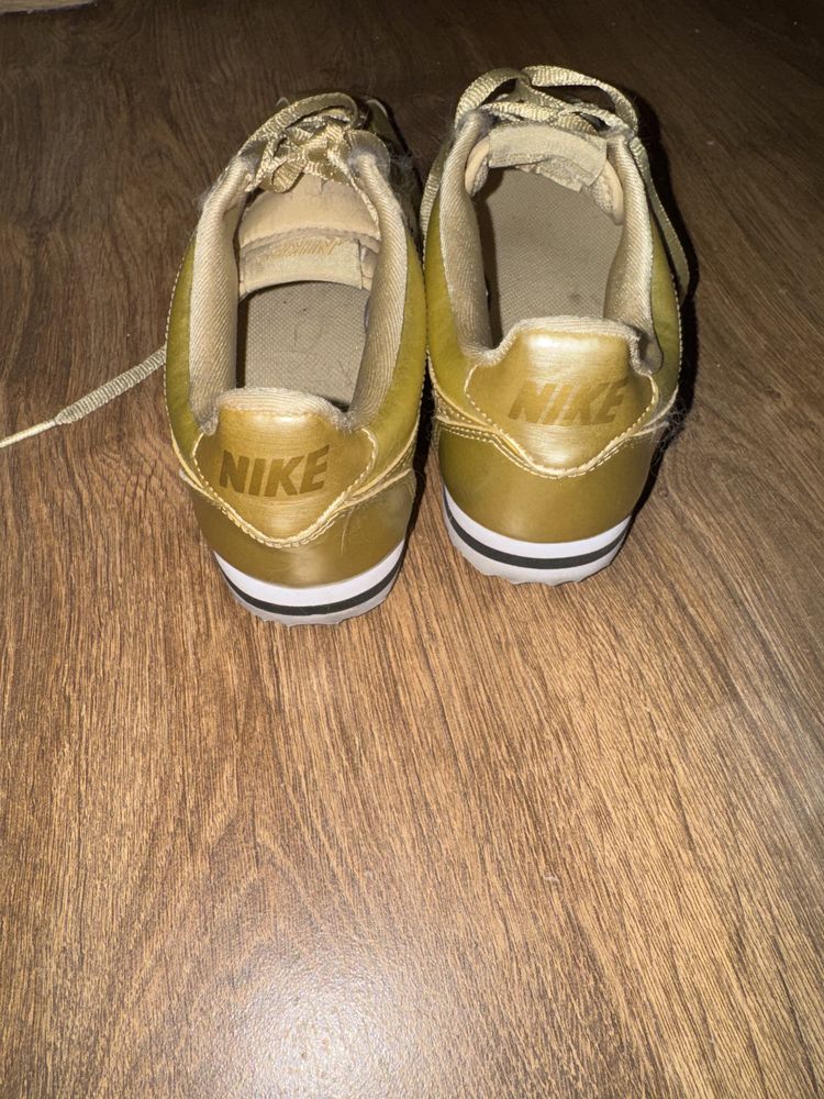 Nike Cortez Dourados