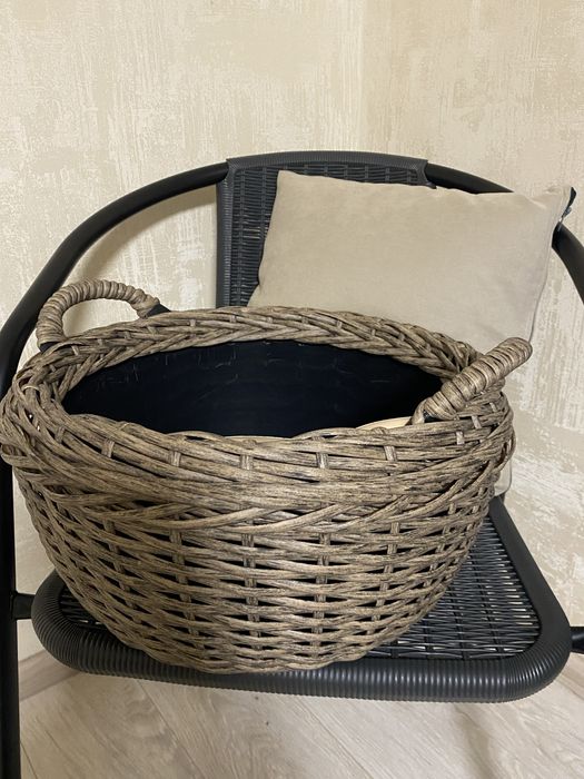 Кошик плетений з ротангу з ручками