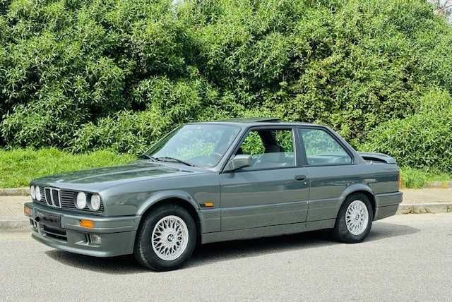 BMW E30 320 is 1990