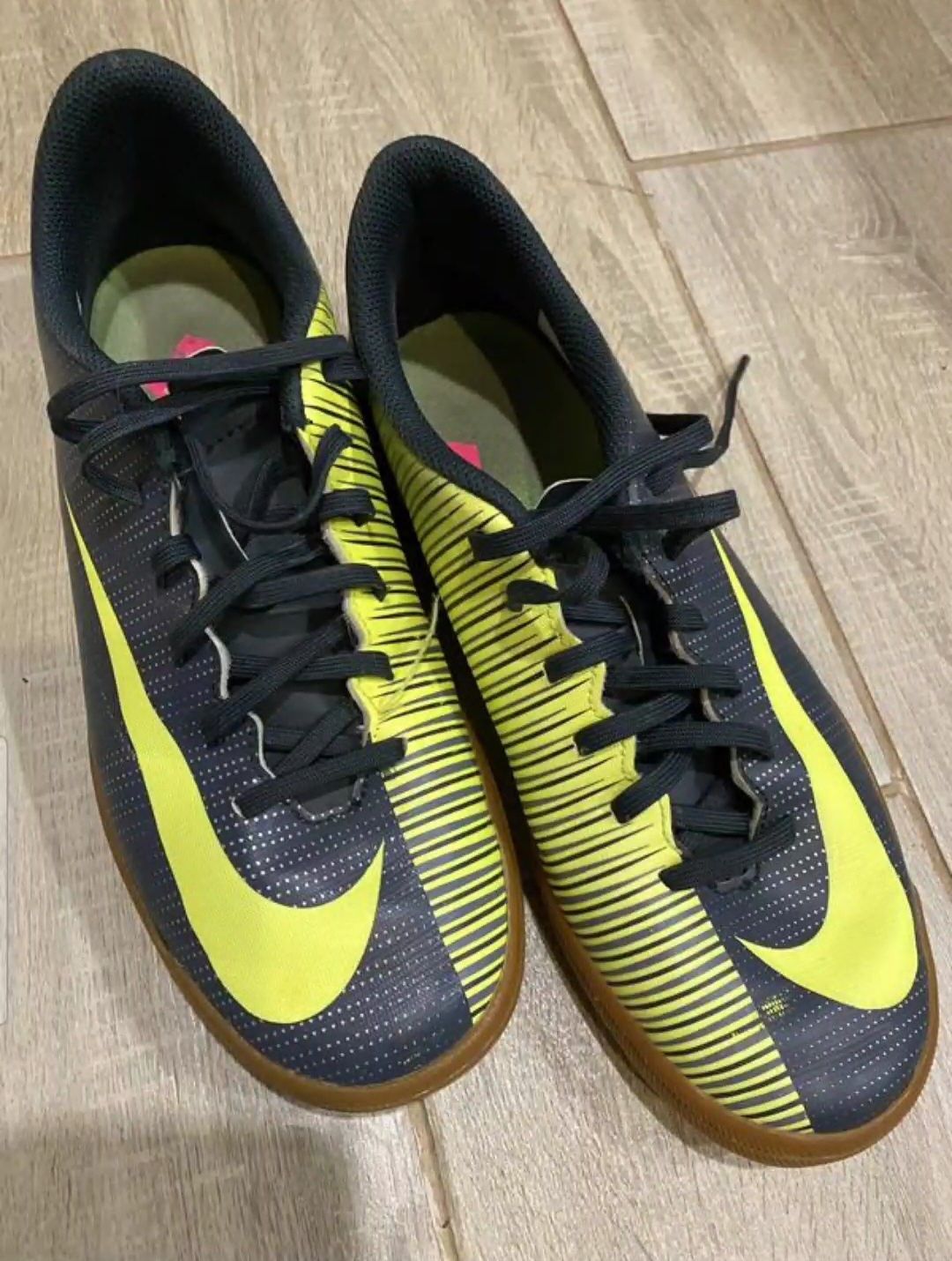 Продам футбольнє взуття Nike