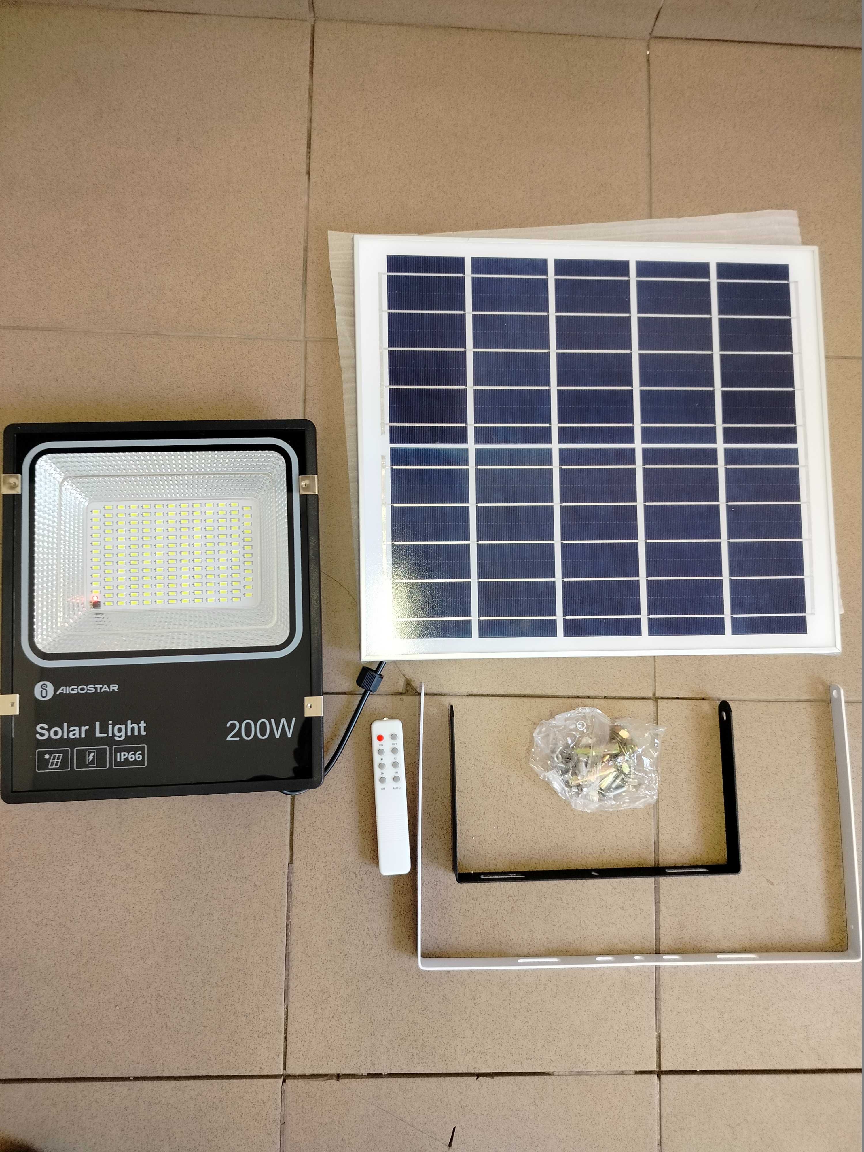 Halogen solarny LED z panelem słonecznym Aigostar 200W