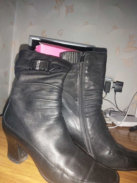 Продаються осінньо-весняні шкіряні ботіночки 37р.недорого