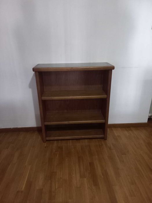 Bar em madeira com 2 bancos