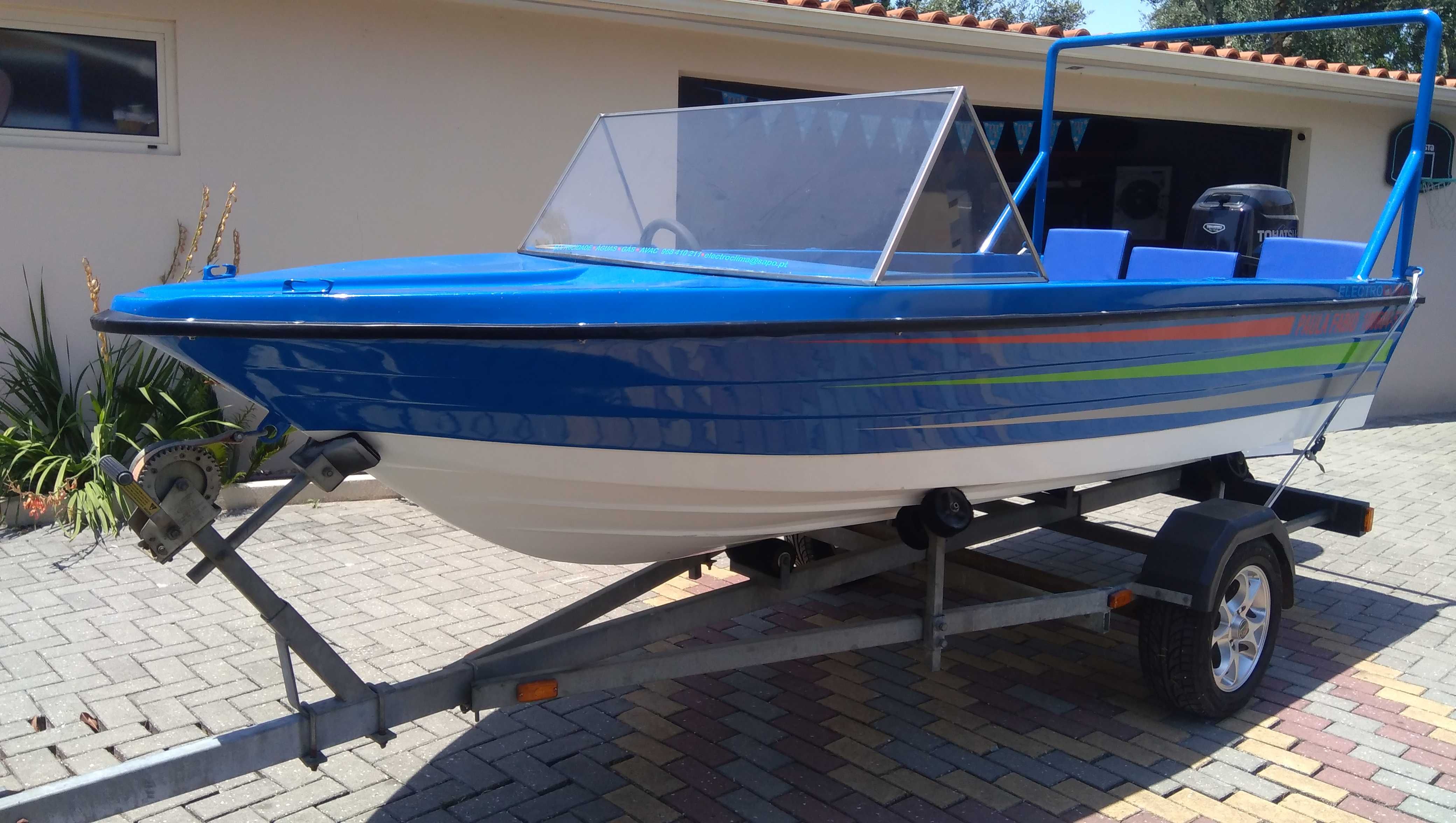 Barco com motor 25 CV 4 tempos.