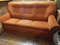 Wygodna bordowa sofa