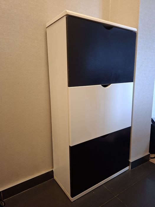 Czarno-biała szafka na buty