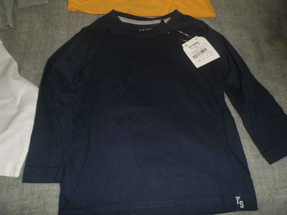 lote de roupa nova com etiqueta para bebe menino