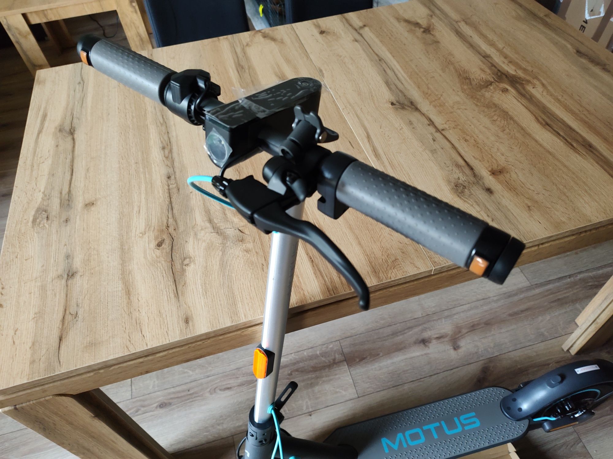 Nowa hulajnoga elektryczna Motus Scooty 10 Lite Gen 5 350W,kierunkowsk