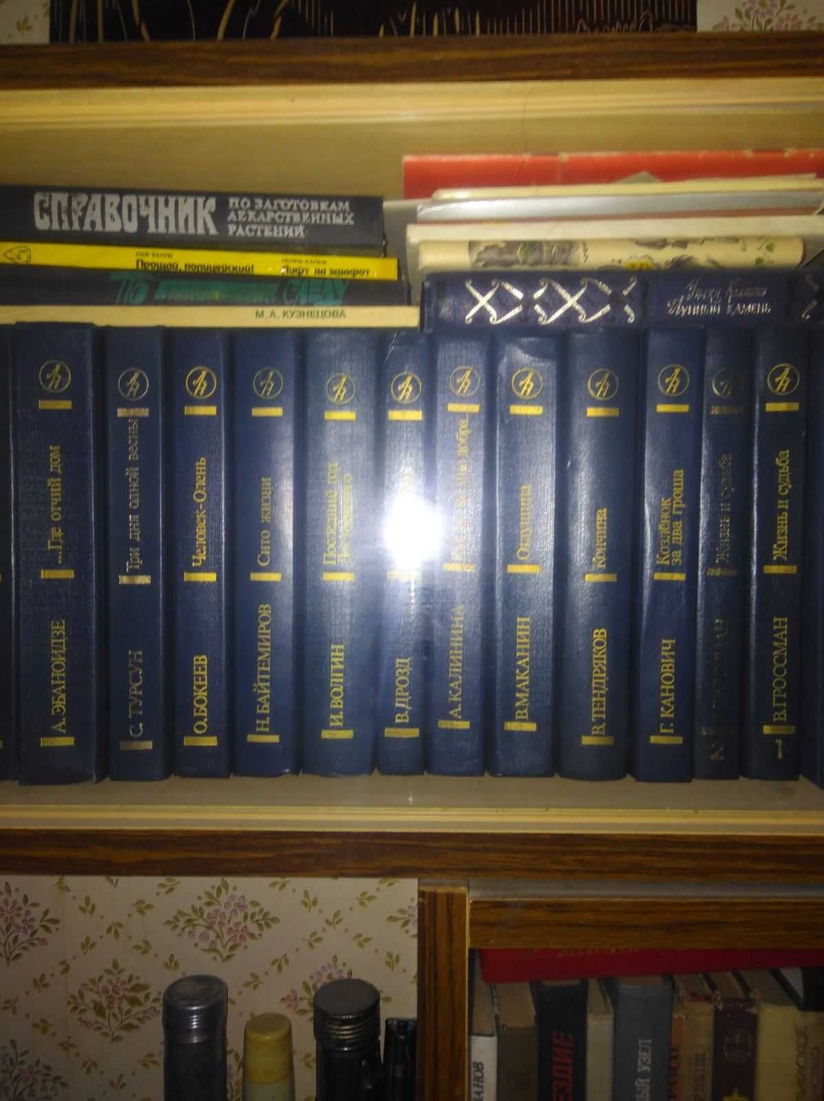 Збірка книг видатних письменників