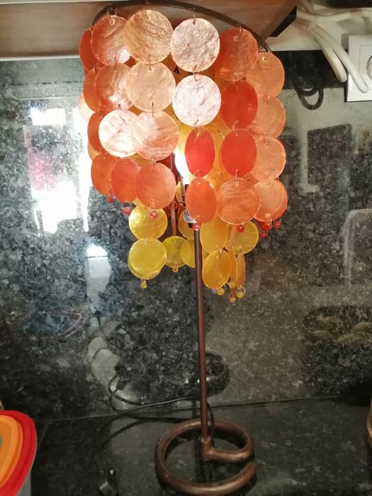 Candeeiro de mesa em ferro e madrepérola.