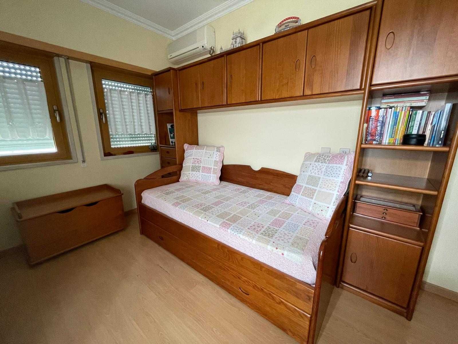 conjunto de móveis de quarto solteiro em madeira