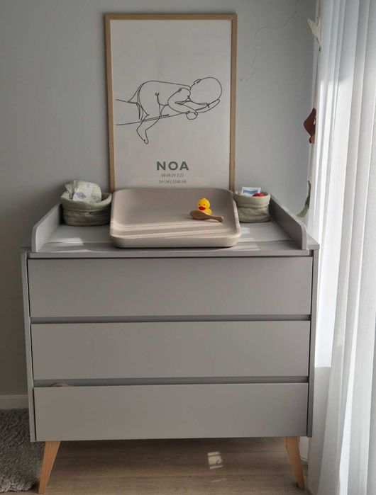 Komoda z nakładką do przewijania Pinio Swing szara