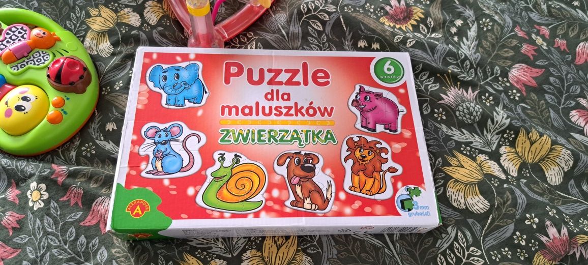 Zestaw zabawek , kostka edukacyjna ,pianinko, puzzle.