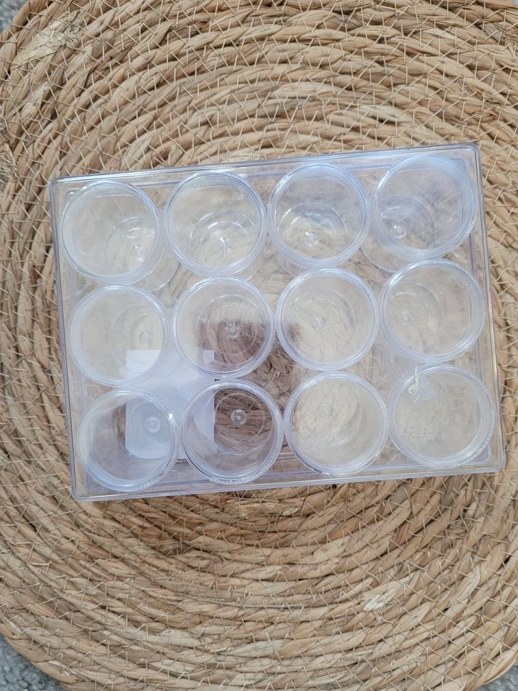 Pojemniczki plastikowe zakręcane
