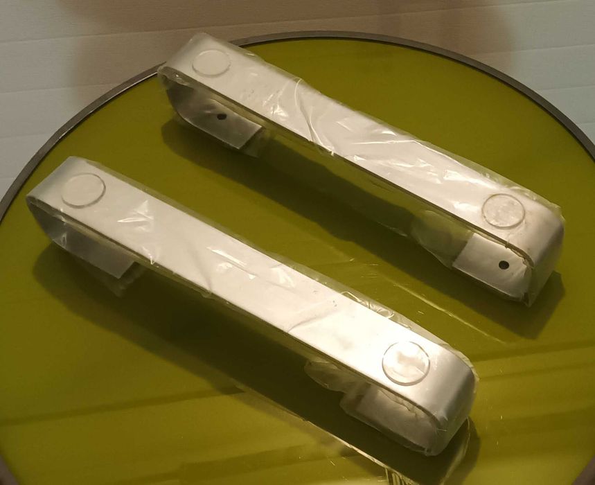 Conjunto de 2 pés de metal para móveis (8x40cms)