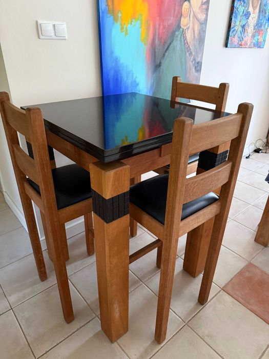 Drewniany stół z granitowym blatem i trzy krzesła.