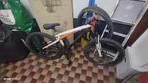 Bicicleta GT. Com marcas de uso