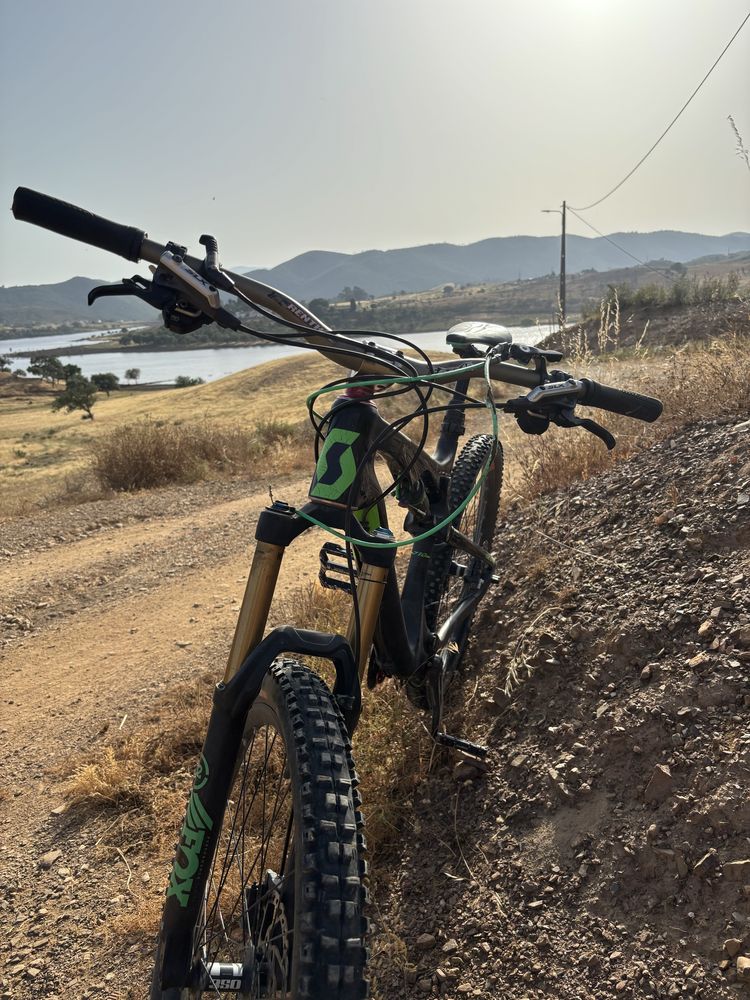 Bicicleta Scott de carbono – suspensão total – Fox / Shimano XT