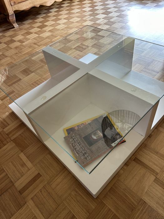 Mesa de centro, com tampo de vidro