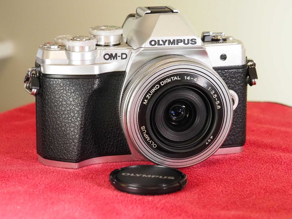 Olympus OM-D E-M10 Mark III + obiektyw 14-42mm (pancake) + akcesoria