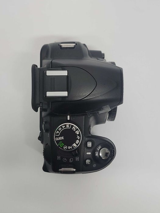 Câmara Nikon D3100 com 6400 fotos