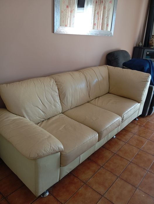 Sofá em pele clara