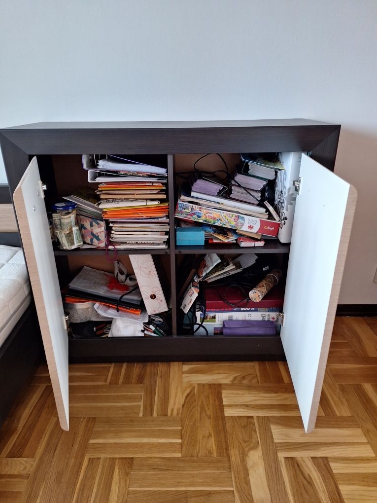 Komoda w kolorze wenge z jasnymi frontami