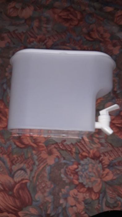 Большой контейнер  для напитков с краном.