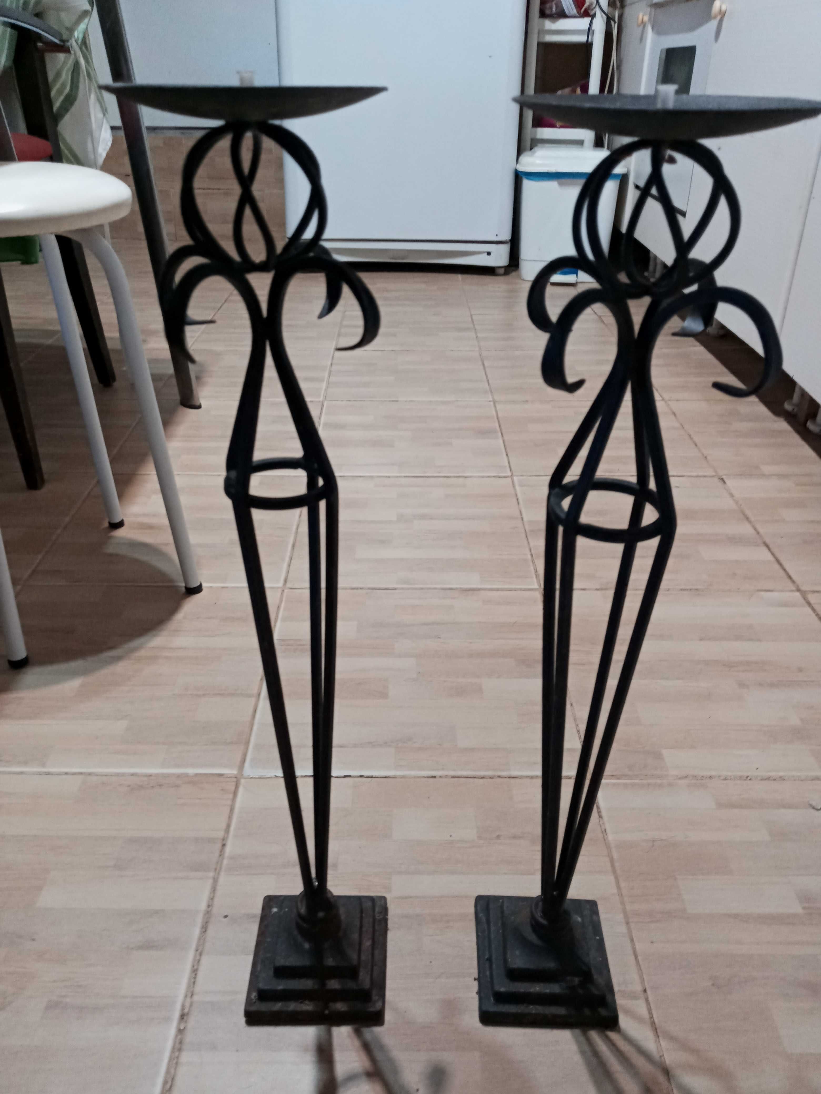 2 castiçais em ferro antigos medem 60cm