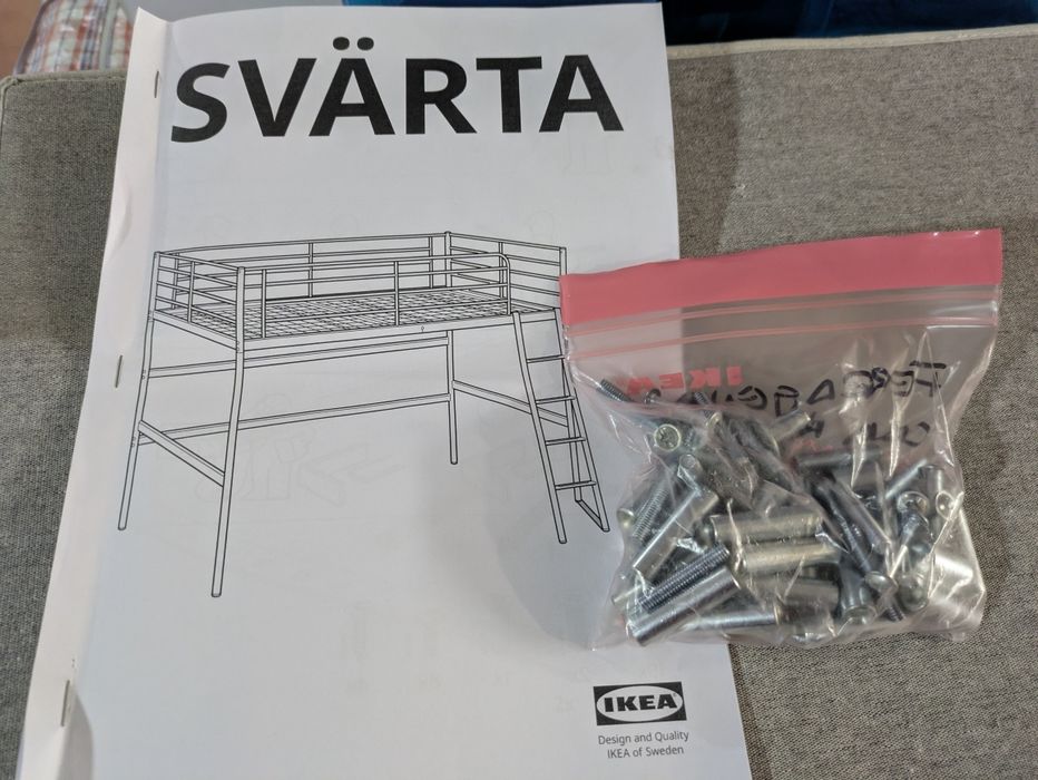 Cama alta Svarta Ikea - metal cinzento