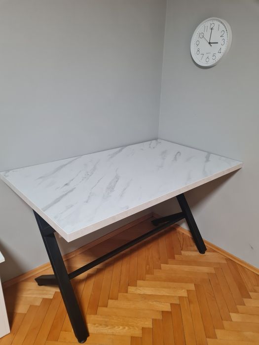 Nowoczesny stół z marmurowym blatem
