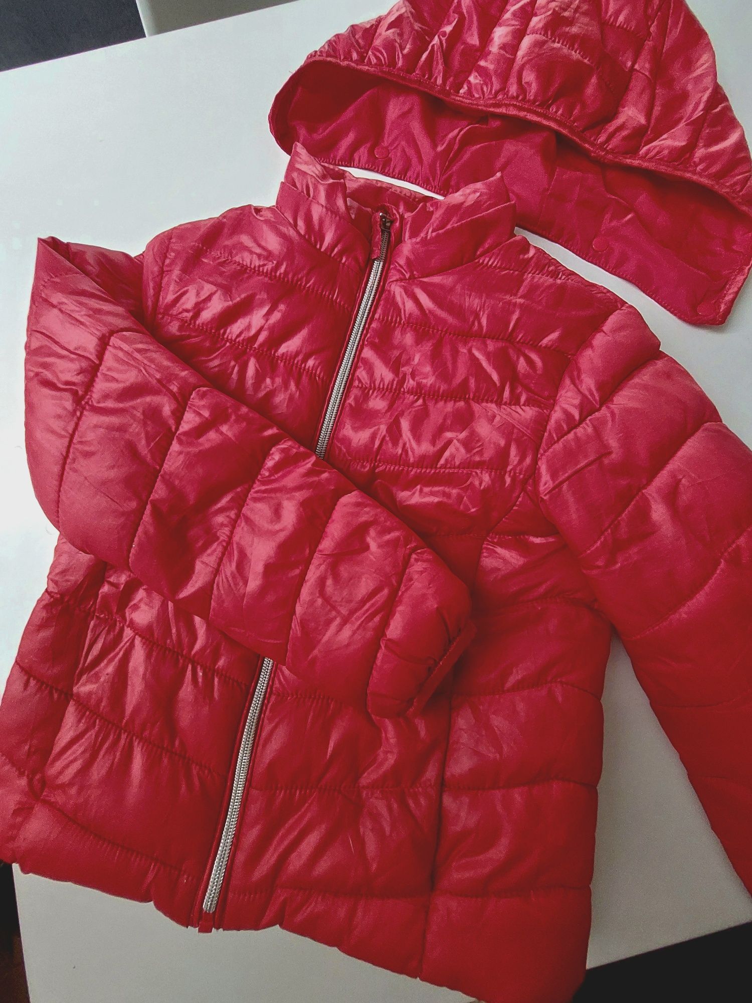 Czerwona lekka kurtka pikowana H&M dla dziewczynki 128